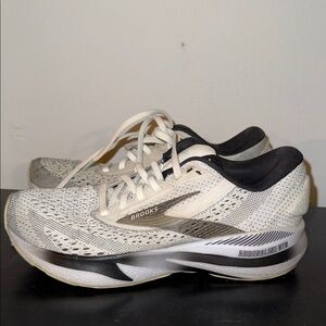 Brooks Women's Adrenaline GTS 24 Shoes - White and Gray